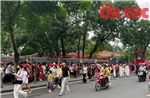 Người dân giữ chỗ ở vỉa hè các tuyến phố nơi có đoàn diễu binh, diễu hành đi qua