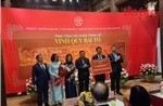 Hà Nội trao tặng tranh gỗ kỷ lục &#39;Vinh quy bái tổ&#39; cho di tích Văn Miếu – Quốc Tử Giám