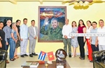 Trao tặng tác phẩm ‘Fidel Castro Ruz - Cuba trong trái tim người Việt’