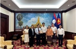 Trao tặng bộ sách học tiếng Việt tới Đại sứ quán Lào tại Việt Nam