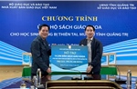 Trao tặng sách giáo khoa cho học sinh vùng lũ tỉnh Quảng Trị