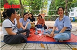 Thi lớp 10 Hà Nội: Phụ huynh đợi con ngoài phòng thi dưới trời oi bức 