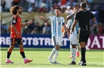 Messi bị chỉ trích vì hành động 'đòi thẻ đỏ' ở chung kết World Cup 2026
