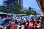 Dòng người hướng về sân Mỹ Đình cổ vũ cho đội tuyển Việt Nam