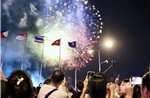 TP Hồ Chí Minh rực rỡ pháo hoa, người dân nô nức vui đón đại lễ 