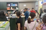 Phụ huynh TP Hồ Chí Minh xếp hàng mua sách giáo khoa xuyên lễ