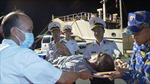 Hải quân đưa ngư dân gặp nạn trên biển Trường Sa về đất liền chữa trị