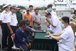 Hải quân đưa 4 ngư dân Bình Định bị nạn ở Trường Sa vào bờ an toàn