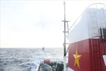 Tàu 471 Hải quân lai kéo tàu cá Bình Định về bờ