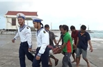 Đảo Song Tử Tây cấp cứu ngư dân bị chấn thương nặng khi khai thác hải sản trên biển