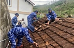 Cảnh sát biển tích cực giúp dân khắc phục hậu quả bão Bualoi
