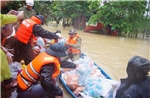 Lực lượng Hải quân tiếp tế lương thực, thực phẩm cho người dân vùng lũ