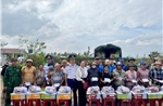 Bộ đội Biên phòng, Cảnh sát biển trao 500 suất quà và 300 triệu đồng cho nhân dân vùng lũ 