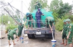 Bộ đội Biên phòng vận chuyển nước sạch miễn phí giúp hơn 100 hộ dân vùng lũ