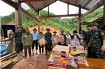 Lực lượng vũ trang vượt điểm sạt lở mang nhu yếu phẩm cứu trợ người dân vùng bị cô lập