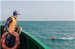 Hai thuyền viên tàu hàng bị lập chìm trên biển được Vùng 5 Hải quân kịp thời cứu vớt
