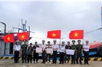 Đảo Trường Sa trao quà Tết cho ngư dân tàu cá đang lao động trên biển