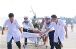 Y bác sĩ bệnh xá Trường Sa cấp cứu khẩn cấp ngư dân bị đứt lìa cẳng chân