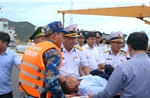 Vùng 4 Hải quân bàn giao 32 ngư dân gặp nạn trên biển cho địa phương