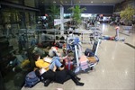 Hành khách vật vạ ở sân bay Tân Sơn Nhất do máy bay bị trễ chuyến