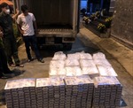 CSGT TP Hồ Chí Minh bắt xe tải chở gần 8.000 bao thuốc lá lậu