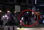 TP Hồ Chí Minh: Mâu thuẫn, nam bảo vệ quăng những chiếc xe đạp công cộng ra giữa đường