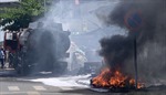 TP Hồ Chí Minh: Xe bồn chở xăng nổ lốp bốc cháy ngụt ngụt trên đường 