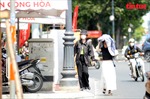 TP Hồ Chí Minh: Nắng rát mặt, người dân mệt mỏi khi ra đường vào buổi trưa