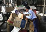 TP Hồ Chí Minh: Tiêu hủy hơn 20.000 bao thuốc lá nhập lậu