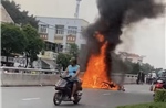 TP Hồ Chí Minh: Hai xe máy va chạm bốc cháy trơ khung trên cầu vượt Quang Trung