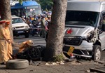 TP Hồ Chí Minh: Ô tô 16 chỗ đâm 2 xe máy, giao thông ùn tắc nghiêm trọng