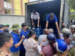 Cảnh sát biển tặng 2.000 bình nước ngọt cho người dân Bến Tre