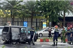 TP Hồ Chí Minh: Xe ô tô chở hàng bốc cháy, lái xe bung cửa thoát ra ngoài