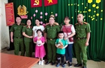 Công an TP Hồ Chí Minh trao thẻ căn cước đầu tiên cho công dân dưới 6 tuổi
