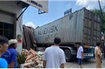 TP Hồ Chí Minh: Xe container mất lái đâm sập nhà dân, lái xe tử vong