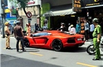 Đang lưu thông trên đường, tài xế siêu xe Lamborghini bất ngờ bị ngất