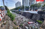 Bảo vệ kênh rạch trong mùa mưa từ kiểm soát rác thải