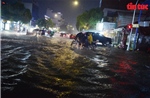 TP Hồ Chí Minh: Mưa lớn khiến nhiều tuyến đường chìm trong biển nước