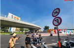 Người dân lúng túng vì biển báo, phân luồng trước nhà ga T3 sân bay Tân Sơn Nhất