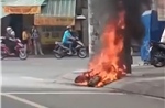 TP Hồ Chí Minh: Xe máy bốc cháy trơ khung trên đường 