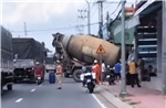 Xe bồn mất lái đâm sập tiệm làm tóc, chủ tiệm may mắn thoát nạn 