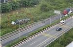 TP Hồ Chí Minh: Xe đầu kéo mất lái đâm dải phân cách, lật ngang trên cao tốc 