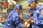Cảnh sát biển cấp cứu kịp thời thuyền viên bị tai nạn lao động trên biển