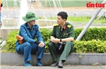 Những nhà báo khoác màu áo lính