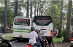 TP Hồ Chí Minh: Hai xe khách ngang nhiên đỗ chặn lòng đường, xe máy phải leo vỉa hè