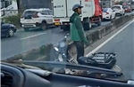TP Hồ Chí Minh: Xác minh vụ tài xế Grab dùng thanh sắt đập vỡ kính chiếu hậu xe tải