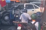 TP Hồ Chí Minh: Xử phạt và tạm giữ xe ba gác chở ô tô gây ùn ứ giao thông
