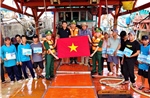 Biên phòng TP Hồ Chí Minh tặng cờ Tổ quốc và tuyên truyền chống khai thác IUU cho ngư dân