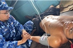 Kịp thời cấp cứu ngư dân bị rắn biển cắn trên vùng biển phía Nam