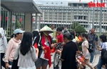TP Hồ Chí Minh: Hàng rong &#39;bủa vây&#39; Dinh Độc Lập chèo kéo du khách